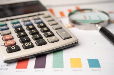 Grafik kağıdındaki büyüteç ve hesap makinesi. Finansal kalkınma, Bankacılık Hesabı, İstatistik, Yatırım Analitik Araştırma Veri Ekonomisi, Borsa Ticareti, İşletme Bürosu toplantısı Konsepti.