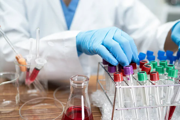 Mikro biyolojik örnek salgın Coronavirüs veya Covid-19 enfeksiyonunu dünyadaki tüm doktorların laboratuvarında tutan ve analiz eden bilim adamları..