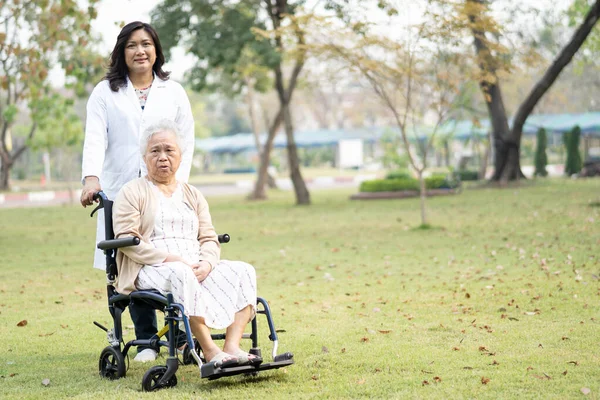 Orvosi Segítség Ellátás Ázsiai Idős Vagy Idős Hölgy Beteg Tolószéken — Stock Fotó