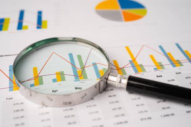 Grafik kağıdındaki büyüteç. Finansal kalkınma, Bankacılık Hesabı, İstatistik, Yatırım Analitik Araştırma Veri Ekonomisi, Borsa Ticareti, İşletme Bürosu toplantısı Konsepti.