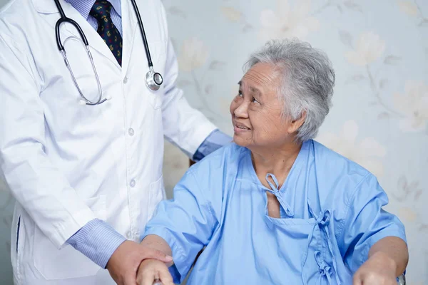 Doctor Help Asian Senior Elderly Old Lady Woman Patient Walk — Stock Photo, Image