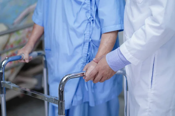 医師のヘルプアジアの高齢者や高齢者の女性の患者は 病棟で歩行者と歩く — ストック写真