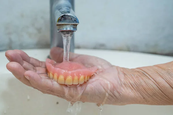 Asiática Senior Anciana Anciana Paciente Sosteniendo Dentadura Parcial Reemplazo Dientes — Foto de Stock