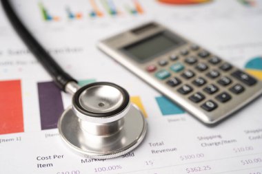 Grafik kağıdı, finans, hesap, istatistik, analitik ekonomi iş kavramı üzerinde hesap makinesi ile stetoskop.