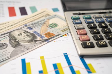Grafik ve grafik kağıdında hesap makinesi var. Finans geliştirme, Bankacılık Hesabı, İstatistik, Yatırım Analitik Araştırma Veri Ekonomisi, Borsa Ticareti, Ticaret Şirketi Konsepti.