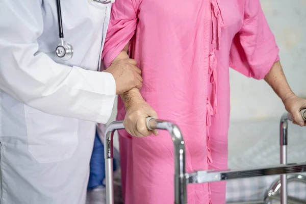 Aziatische Senior Oudere Oude Dame Patiënt Lopen Met Walker Verpleegkundige — Stockfoto