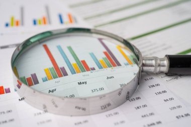 Grafik kağıdındaki büyüteç. Finansal kalkınma, Bankacılık Hesabı, İstatistik, Yatırım Analitik Araştırma Veri Ekonomisi, Borsa Ticareti, İşletme Bürosu toplantısı Konsepti.