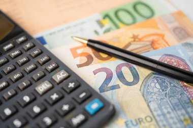 Euro, grafik kağıdındaki hesap makinesiyle parayı finanse ediyor. Finansal kalkınma, Bankacılık Hesabı, İstatistik, Yatırım Analitik Araştırma Veri Ekonomisi, Ticaret, Ticaret Şirketi Konsepti.