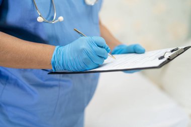 Yüz maskesi takan Asyalı bir doktor ve karantina hastanesi koğuşundaki Covid-19 Coronavirus salgınını kontrol etmek için PPE giysisi..