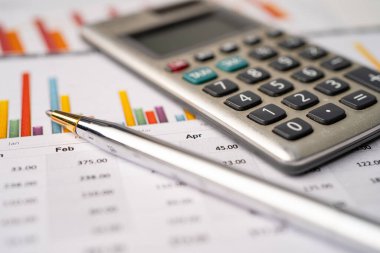 Grafik kağıdındaki hesap makinesi. Finans geliştirme, Bankacılık Hesabı, İstatistik, Yatırım Analitik Araştırma Veri Ekonomisi, Borsa Ticareti, Ticaret Şirketi Konsepti.