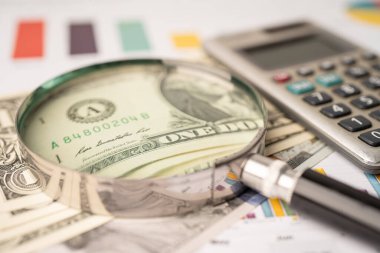 Grafik geçmişi, Banka Hesabı, Yatırım Analitik Araştırma Veri Ekonomisi, Ticaret, İşletme Konsepti üzerine büyüteç ve ABD Doları banknotları.