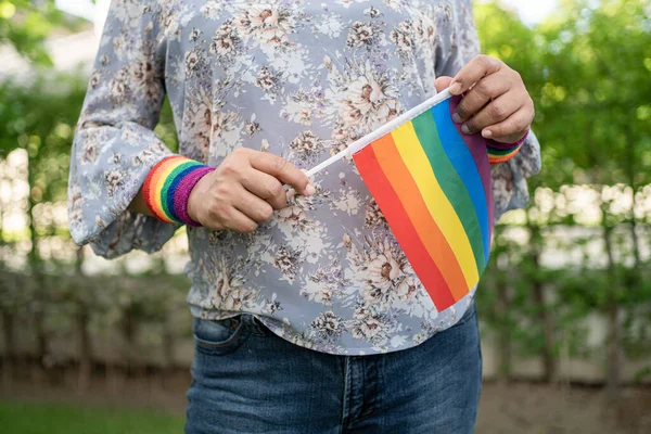 亚洲女士举着彩虹彩旗 象征Lgbt骄傲月每年六月庆祝男女同性恋 双性恋 变性者 人权社会日 — 图库照片