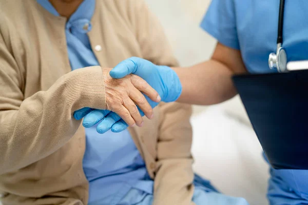 Médico Asiático Vestindo Epi Terno Novo Normal Para Verificar Paciente — Fotografia de Stock