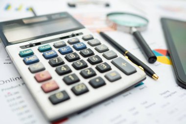 Grafik ve grafik kağıdında hesap makinesi var. Finans geliştirme, Bankacılık Hesabı, İstatistik, Yatırım Analitik Araştırma Veri Ekonomisi, Borsa Ticareti, Ticaret Şirketi Konsepti.