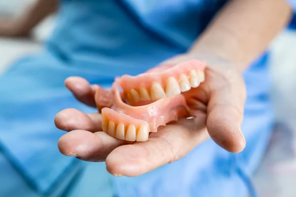 Asiática Senior Anciana Anciana Paciente Sosteniendo Usar Dentadura Postiza Enfermería — Foto de Stock