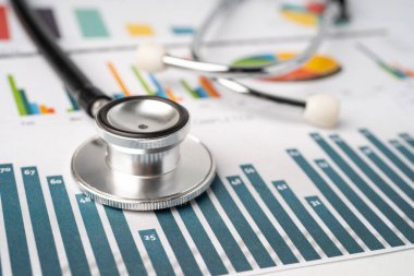 Grafik kağıdı, finans, hesap, istatistik, analitik ekonomi ekonomi konsepti üzerinde stetoskop.