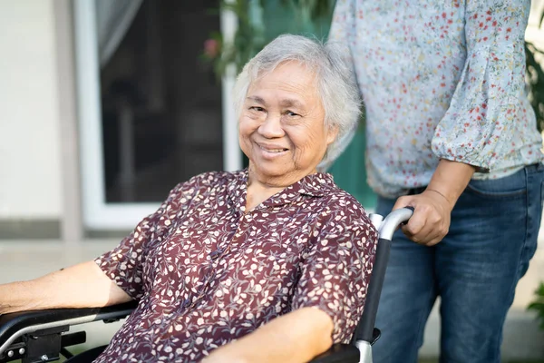 Segítség Gondozás Ázsiai Idős Vagy Idős Hölgy Beteg Tolószéken Otthon — Stock Fotó