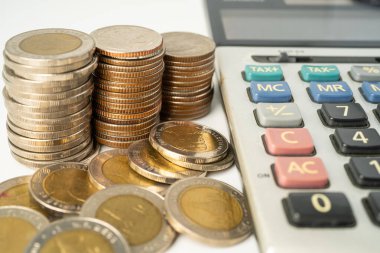 Hesap makinesi ve grafik kağıdına bozuk paralar. Finans geliştirme, Bankacılık Hesabı, İstatistik, Yatırım Analitik Araştırma Veri Ekonomisi, Borsa Ticareti, Ticaret Şirketi Konsepti.