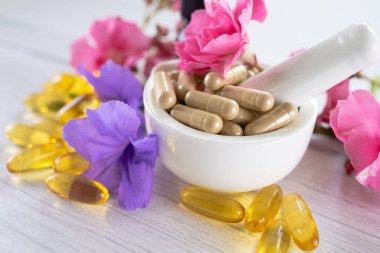 Alternatif ilaç bitkisel organik kapsül E omega 3 vitamini balık yağı, mineral, bitki yapraklı ilaç sağlıklı yaşam için doğal destek.