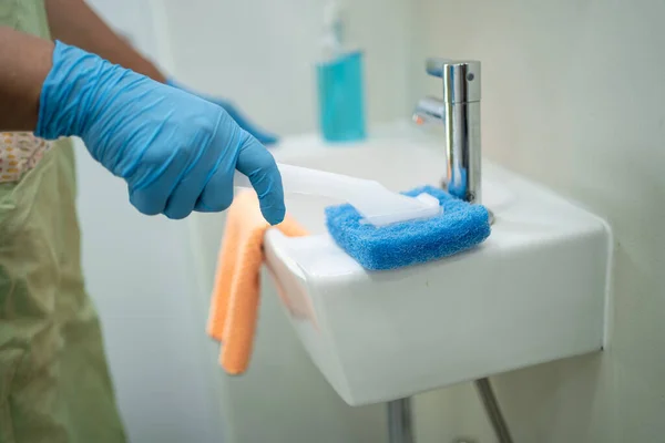 Schoonmaakster Wassen Schrobben Wastafel Toilet Thuis — Stockfoto