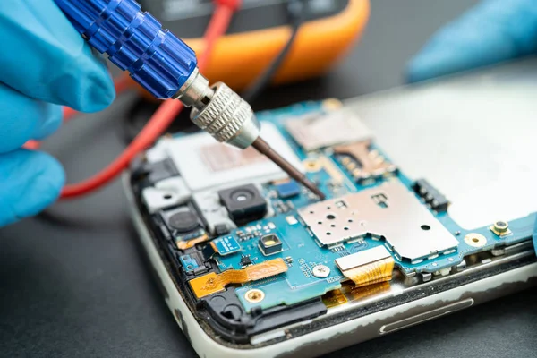 通过焊接铁来修理手机内部的技师 集成电路 技术的概念 — 图库照片