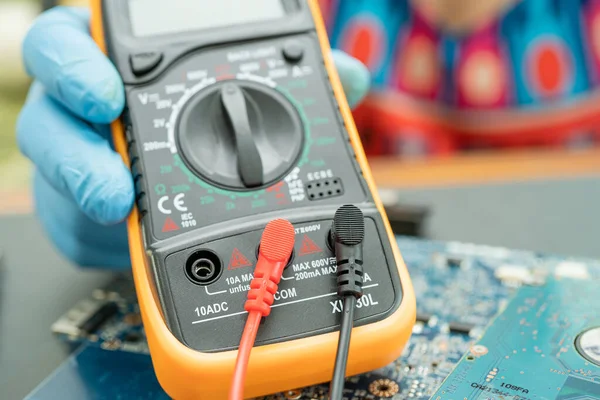 Multímetro Digital Eletrônico Para Medir Tensão Elétrica — Fotografia de Stock