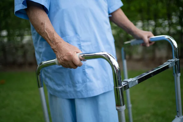 Azjatycki Seniorzy Lub Starsze Pani Kobieta Używać Walker Silnym Zdrowiem — Zdjęcie stockowe