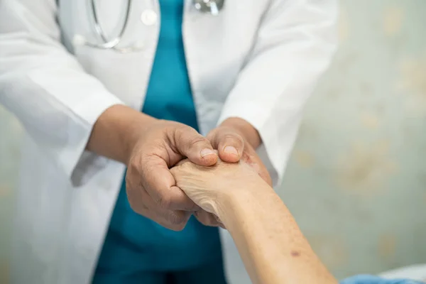 Médico Segurando Tocando Mãos Asiático Sênior Idoso Idosa Paciente Mulher — Fotografia de Stock