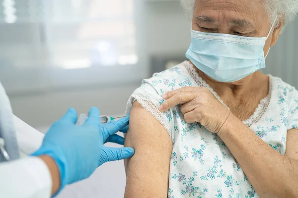 Idosos Asiático Mulher Sênior Usando Máscara Facial Ficando Covid Vacina — Fotografia de Stock