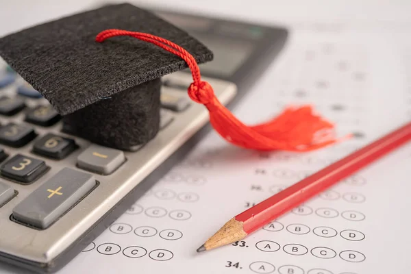 Mütze Und Bleistift Auf Dem Antwortbogen Bildungsstudie Testet Lernkonzept — Stockfoto