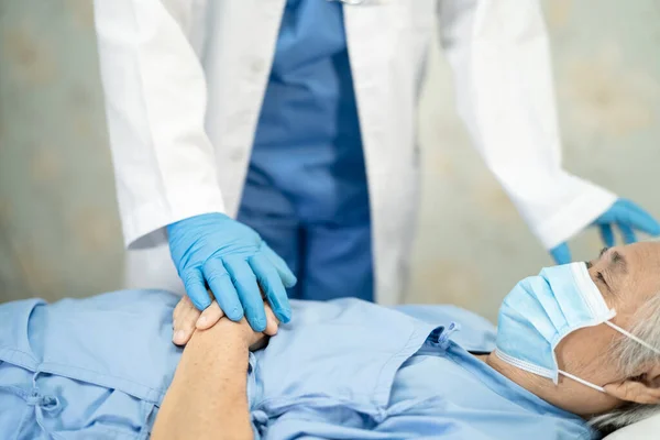 Médico Revisando Asiático Senior Anciana Anciana Mujer Paciente Usando Una — Foto de Stock