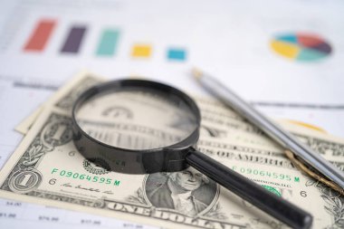 Grafik kağıdındaki büyüteç. Finansal kalkınma, Bankacılık Hesabı, İstatistik, Yatırım Analitik Araştırma Veri Ekonomisi, Borsa Ticareti, İşletme Bürosu toplantısı Konsepti.