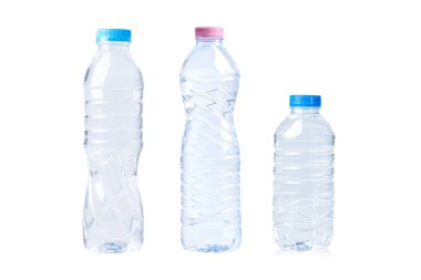 Beyaz arka planda izole edilmiş plastik su şişesi..