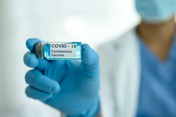 Covid Coronavirus Aşısı Hastanedeki Hastaları Tedavi Etmek Için Doktor Kullanımı — Stok fotoğraf