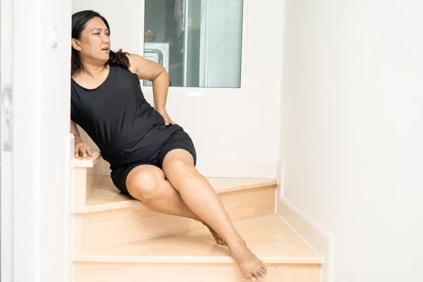 Asiática Mediana Edad Señora Paciente Caer Por Las Escaleras Porque — Foto de Stock