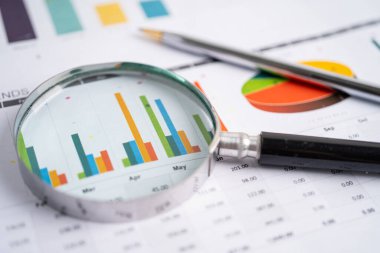 Grafik kağıdındaki büyüteç. Finansal kalkınma, Bankacılık Hesabı, İstatistik, Yatırım Analitik Araştırma Veri Ekonomisi, Borsa Ticareti, İşletme Bürosu toplantısı Konsepti.