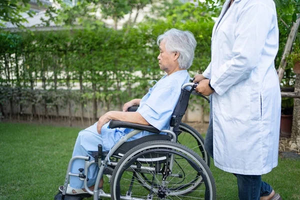 Assistenza Cura Del Medico Paziente Anziana Asiatica Anziana Anziana Seduta — Foto Stock