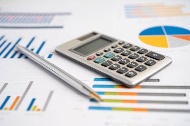 Grafik kağıdındaki hesap makinesi. Finans geliştirme, Bankacılık Hesabı, İstatistik, Yatırım Analitik Araştırma Veri Ekonomisi, Borsa Ticareti, Ticaret Şirketi Konsepti.