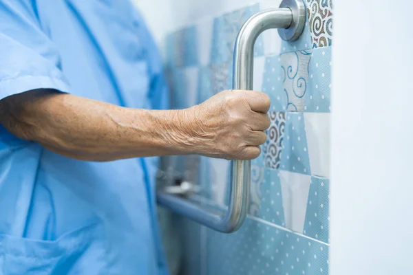 Asiática Senior Anciana Anciana Mujer Anciana Paciente Uso Baño Manija —  Fotos de Stock