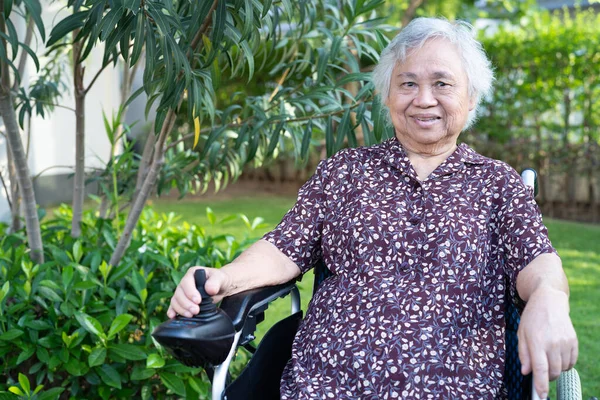 Asiática Senior Anciana Anciana Mujer Paciente Silla Ruedas Eléctrica Con — Foto de Stock