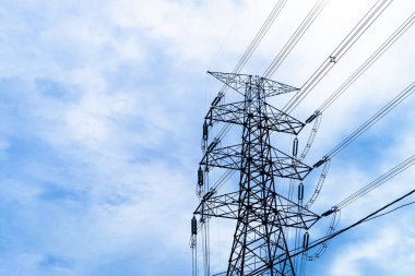 Elektrik hattı mühendisi dağıtım istasyonuna sahip yüksek voltajlı elektrik direği.