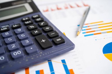 Grafik kağıdındaki hesap makinesi. Finans geliştirme, Bankacılık Hesabı, İstatistik, Yatırım Analitik Araştırma Veri Ekonomisi, Borsa Ticareti, Ticaret Şirketi Konsepti.