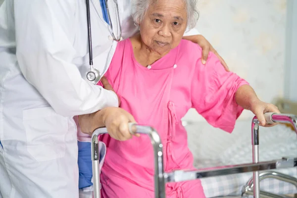 Азиатская Медсестра Физиотерапевт Уход Врачом Помощь Поддержка Пожилой Пожилой Старухи — стоковое фото
