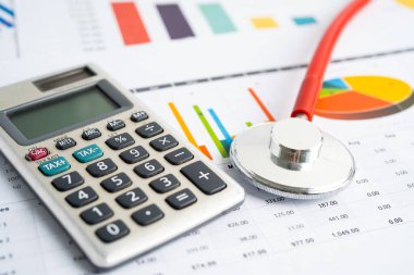 Grafik kağıdı, finans, hesap, istatistik, analitik ekonomi iş kavramı üzerinde hesap makinesi ile stetoskop.