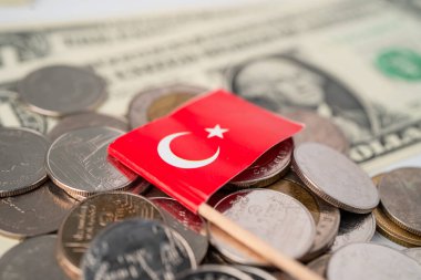 ABD doları banknotlarının üzerinde Türkiye bayrağı olan bozuk para yığını.