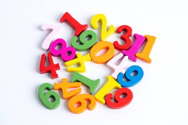 Beyaz arka planda renkli matematik sayısı, eğitim eğitimi matematik öğrenimi öğretim kavramı.