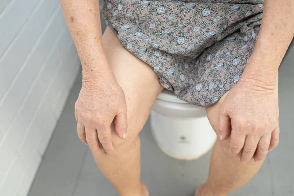 Aziatisch Senior Oudere Oude Dame Vrouw Patiënt Zitten Doorspoelen Toilet — Stockfoto