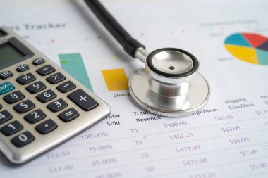 Grafik kağıdı, finans, hesap, istatistik, analitik ekonomi iş kavramı üzerinde hesap makinesi ile stetoskop.