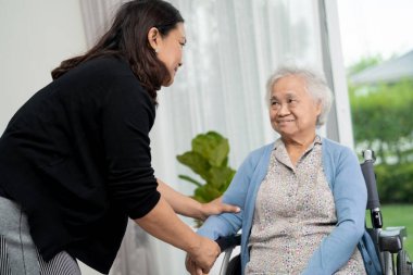 Hemşire hastanesinde tekerlekli sandalyede oturan yaşlı kadın hastalara yardım ve bakım, sağlıklı güçlü tıbbi konsept.