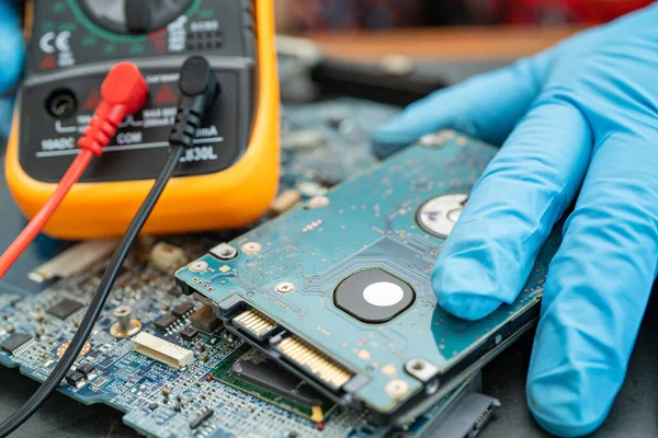 Elektrik voltajını ölçmek için çoklu elektronik dijital.